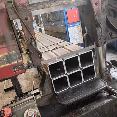 Δομή άνθρακα Ελαφρύ 24 ίντσες 50*50 Σιδηροδρομικό τετραγωνικό σωλήνα St37 Σιδηροδρομικό ορθογώνιο σωλήνα σωλήνα μαύρο τετραγωνικό σωλήνα ομαλή επιφάνεια