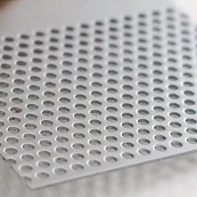 0.5mm 0.65mm 0.8mm 2.5mm 304 Ατσάλι έξαγωνης στρογγυλής διάτρησης με ανοχή ± 1% φυσικό χρώμα
